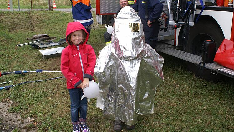 Mit der Atemschutzmaske und der entsprechenden Kleidung sieht Felix aus wie ein Marsmensch. Seine Schwester grinst dazu. Foto: Renate Neubecker