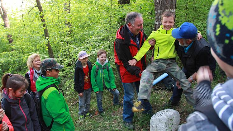 Feldgeschworene und Viertklässler haben die Ortsgrenze zwischen Nüdlingen und Hausen erkundet. Die Schüler haben gelernt, dass bestimmte Steine dort nicht zufällig liegen. Foto: Carmen Schmitt