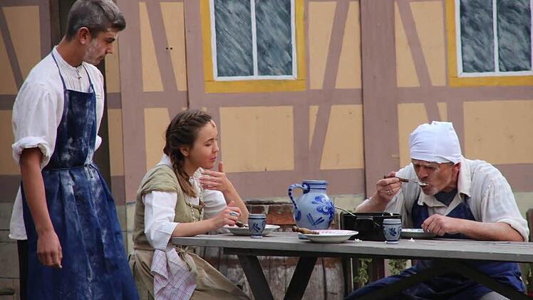 Aufführung des Märchens "Rumpelstilzchen" auf der Freilichtbühne im Schrimpf'schen Schloss  Foto: Dieter Britz