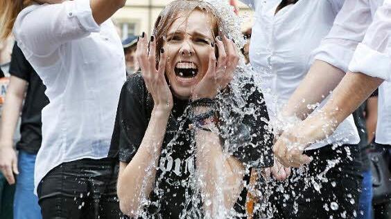 Oh Himmel ist das eisig! Altgesellinnen begießen ihre Kollegin mit Wasser. Ein Vorgeschmack auf das nicht ganz freiwillige Bad.