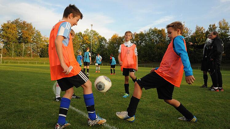 Mitgestaltet wurde der Info-Abend von den Talenten aus dem Jahrgang 2003, beobachtet von Marcel Klug und Thomas Hammer (rechts). Foto: Hopf