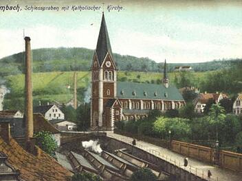 Schießgraben-Ansicht um 1900 mit der katholischen Stadtpfarrkirche und der Weberei Howeg im Stadtgraben. Foto: Archiv Stephan Tiroch