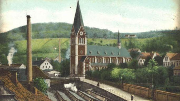 Schießgraben-Ansicht um 1900 mit der katholischen Stadtpfarrkirche und der Weberei Howeg im Stadtgraben. Foto: Archiv Stephan Tiroch