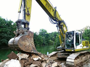 Der Abfluss des Schwanensees im Park von Schloss Rosenau wird erneuert.Foto: Jochen Berger