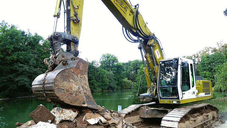 Der Abfluss des Schwanensees im Park von Schloss Rosenau wird erneuert.Foto: Jochen Berger