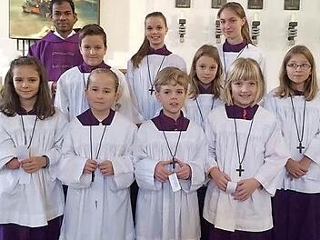 Die Ministranten mit Pater Sony Kochumalayil (von links, hintere Reihe) Samira Büttner, Thea Muthig, vordere Reihe die Neuen im Team: Fabienne Kühnlein, Max Greubel, Amelie Lindwurm, Felix Merz, Christina Sittler, Hannah Thürmer, Katharina Sittler.  Foto: Andreas Lomb