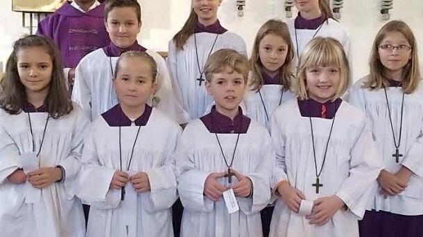 Die Ministranten mit Pater Sony Kochumalayil (von links, hintere Reihe) Samira Büttner, Thea Muthig, vordere Reihe die Neuen im Team: Fabienne Kühnlein, Max Greubel, Amelie Lindwurm, Felix Merz, Christina Sittler, Hannah Thürmer, Katharina Sittler.  Foto: Andreas Lomb