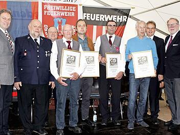 Ernennung neuer Ehrenmitglieder (v.l.) Landrat Klaus Löffler, Vorsitzender Wolfgang Neumann, Kommandant Lothar Friedlein, die Geehrten Rudolf Zwingmann, Manfred Hahn, Heinrich Härtlein, Bernd Bedenk sowie Bürgermeister Bernd Rebhan und MdB Hans Michelbach.  Foto: Michael Wunder