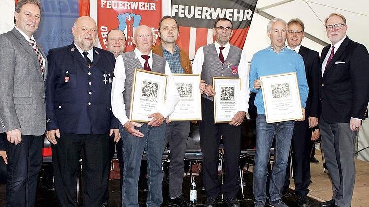 Ernennung neuer Ehrenmitglieder (v.l.) Landrat Klaus Löffler, Vorsitzender Wolfgang Neumann, Kommandant Lothar Friedlein, die Geehrten Rudolf Zwingmann, Manfred Hahn, Heinrich Härtlein, Bernd Bedenk sowie Bürgermeister Bernd Rebhan und MdB Hans Michelbach.  Foto: Michael Wunder