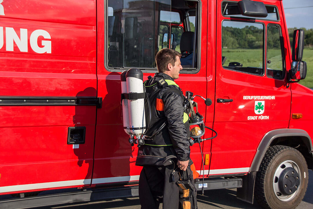 Kind stürzt in die Regnitz: Suchaktion der Rettungskräfte aus Fürth und Erlangen