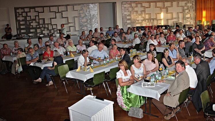 Gut besucht der Ehrenabend des BBV Hofheim mit am Vorstandstisch Kreisobmann Klaus Merkel (rechts) und gegenüber Kreisbäuerin Cäcilie Werner. Foto: Helmut Will