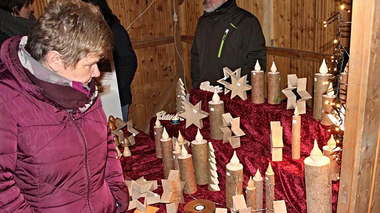 Bastelarbeiten gehörten zum Angebot des Weihnachtsmarktes.Helmut Will