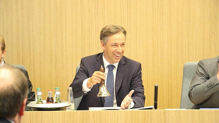 Gestern fand zum ersten Mal die Sitzung des Kreistags im neuen Landratsamt in Erlangen statt. Landrat Alexander Tritthart eröffnete die Sitzung mit einer Glocke (ein Geschenk von CSU-Kreisrat Walter Nussel). Als kleines Präsent einer Bäckerei aus dem Landkreis fanden alle Kreisräte eine Schokoschnitte auf ihrem Platz. Darauf eine Abbildung des neuen Amtsbaus. (rechts unten). Fotos: Christian Bauriedel