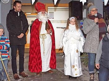 Bürgermeister Andreas Hügerich, der Nikolaus und das Christkind sowie die RVC-Vorsitzende Christine Hellmuth und ihre Stellvertreterin Manuela Hellmuth (hinten von links) begrüßten die Besucher des Weihnachtsmarktes.  Foto: Alfred Thieret