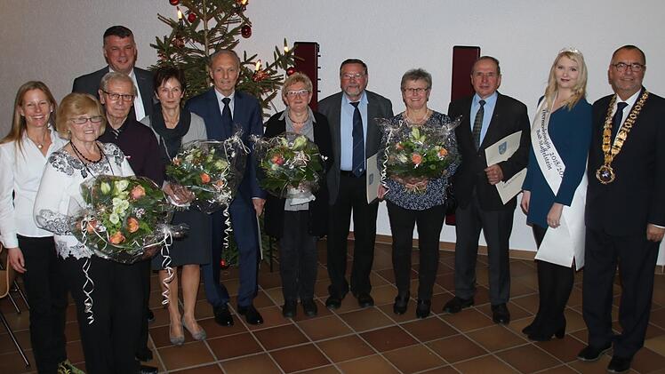 Die vier neuen Ehrenmedaillenträger mit ihren Frauen sowie die drei Bürgermeister und Thermenkönigin Michelle I. Matthias Einwag