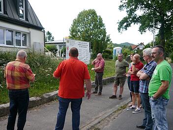 Mit einem Ortstermin am Kindergarten  begann die letzte Sitzung des Marktgemeinderates. Das Gremium  beschäftigte sich u.a. mit der Abgrenzung zur Straße. Die Böschung soll dort mit einer gestuften Gabionenwand abgefangen werden. Dadurch wird es möglich, die beiden Krippenspielplätze mit einem Weg zu verbinden, wie es auch von der Regierung von Unterfranken vorgeschlagen wurde. Foto: Oswald Türbl