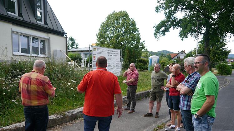 Mit einem Ortstermin am Kindergarten  begann die letzte Sitzung des Marktgemeinderates. Das Gremium  beschäftigte sich u.a. mit der Abgrenzung zur Straße. Die Böschung soll dort mit einer gestuften Gabionenwand abgefangen werden. Dadurch wird es möglich, die beiden Krippenspielplätze mit einem Weg zu verbinden, wie es auch von der Regierung von Unterfranken vorgeschlagen wurde. Foto: Oswald Türbl
