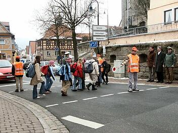Im Landkreis Forchheim sind circa  40 Schülerlotsen im Einsatz. Auch erwachsene Schulweghelfer werden immer gesucht.  Foto: FT-Archiv