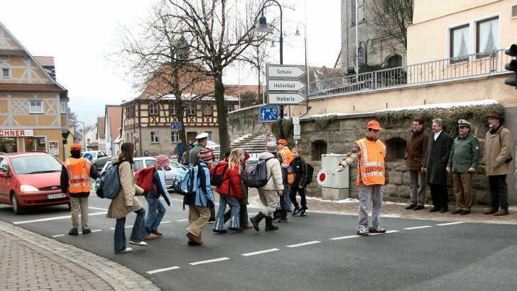 Im Landkreis Forchheim sind circa  40 Schülerlotsen im Einsatz. Auch erwachsene Schulweghelfer werden immer gesucht.  Foto: FT-Archiv