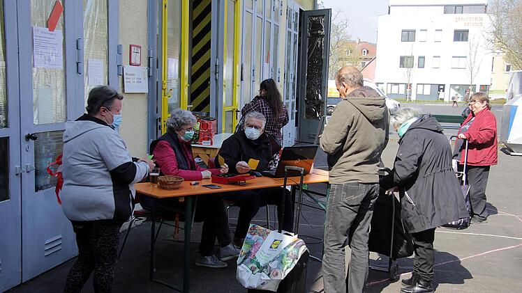 Vor dem Gebäude werden die Bedürftigen registriert. Foto: Bastian Reusch