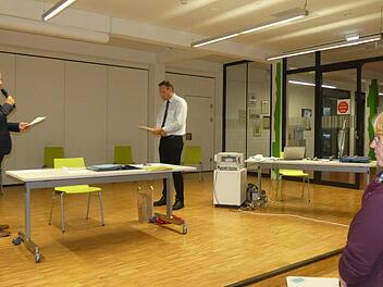 Bürgermeister Stefan Paulus (l.) vereidigt seinen ersten Stellvertreter Stefan Seubert. Bei Susanne Haase-Leykam (r.) konnte auf die Vereidigung verzichtet werden, weil sie bereits in der letzten Amtszeit dritte Bürgermeisterin war und dieses Amt nahtlos weiter ausübt.