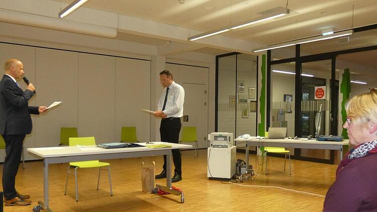 Bürgermeister Stefan Paulus (l.) vereidigt seinen ersten Stellvertreter Stefan Seubert. Bei Susanne Haase-Leykam (r.) konnte auf die Vereidigung verzichtet werden, weil sie bereits in der letzten Amtszeit dritte Bürgermeisterin war und dieses Amt nahtlos weiter ausübt.