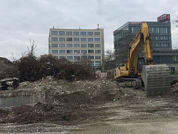 Die Schuttberge werden kleiner - das Abbruchunternehmen arbeitet daran, die Fläche des ehemaligen Kaufplatzes freizumachen. Dafür wird der Schuldenberg der Stadt Kulmbach größer, weil in Coronazeiten die Einnahmen zurückgehen. Stephan Tiroch