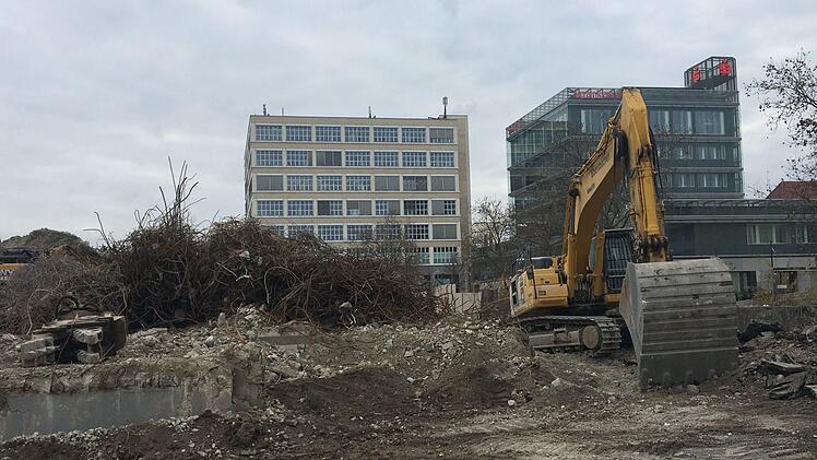Die Schuttberge werden kleiner - das Abbruchunternehmen arbeitet daran, die Fläche des ehemaligen Kaufplatzes freizumachen. Dafür wird der Schuldenberg der Stadt Kulmbach größer, weil in Coronazeiten die Einnahmen zurückgehen. Stephan Tiroch