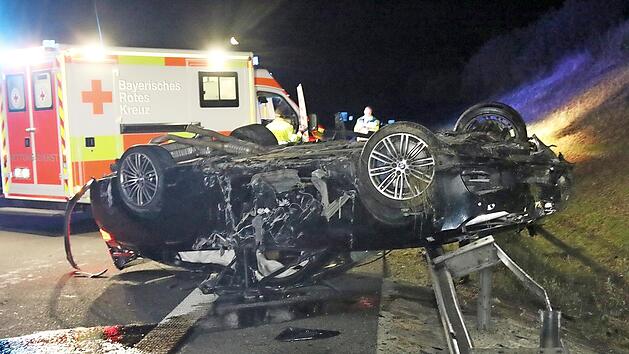 Die beiden jungen M&auml;nner, die in diesem auf der A&nbsp;73-Anschlussstelle verungl&uuml;ckten BMW sa&szlig;en, wurden mittelschwer verletzt und in umliegende Krankenh&auml;user gebracht.