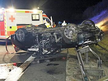 Die beiden jungen Männer, die in diesem auf der A 73-Anschlussstelle verunglückten BMW saßen, wurden mittelschwer verletzt und in umliegende Krankenhäuser gebracht.