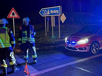 Kitzingen: Feuerwehr hatte nach tödlichem Unfall alle Hände voll zu tun Kitzingen: Feuerwehr hatte nach tödlichem Unfall alle Hände voll zu tun
