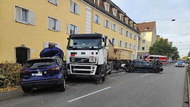 Unfall in der Frankenstra&szlig;e: Lkw-Fahrer hinterl&auml;sst Tr&uuml;mmerfeld in N&uuml;rnberg