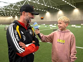 Bundestrainer J&uuml;rgen Klopp stand KiKA-Reporter Charlie am DFB-Campus in Frankfurt Rede und Antwort.