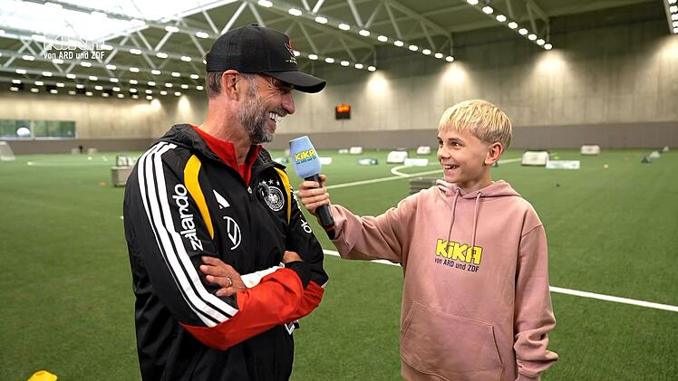 Bundestrainer J&uuml;rgen Klopp stand KiKA-Reporter Charlie am DFB-Campus in Frankfurt Rede und Antwort.