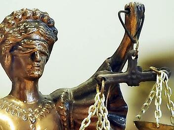 Justitia steht in Coburg noch vor vielen offenen Fragen. Symbolbild: Britta Pedersen/dpa