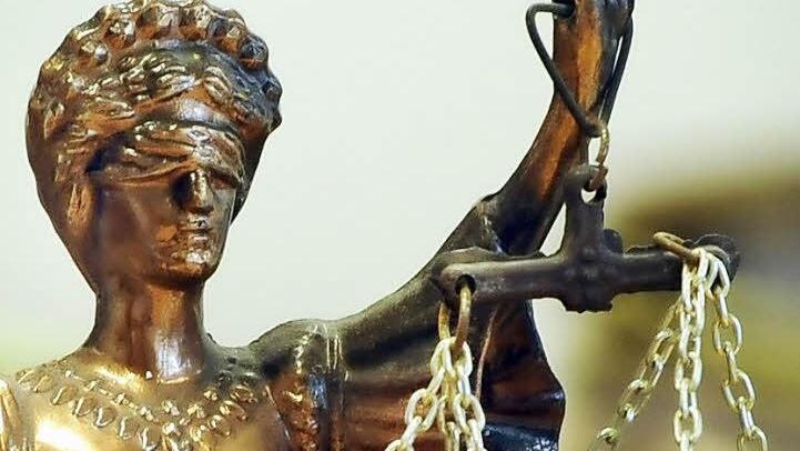 Justitia steht in Coburg noch vor vielen offenen Fragen. Symbolbild: Britta Pedersen/dpa