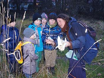 Susanne Meier (rechts) zeigt von (von links): Florian, Anna-Lena, Felix, Amelie und Linus verschiedene Getreidesorten. Foto: Heike Schülein