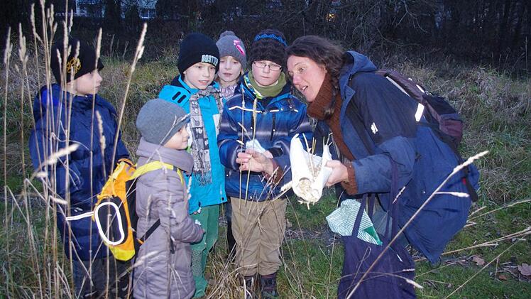 Susanne Meier (rechts) zeigt von (von links): Florian, Anna-Lena, Felix, Amelie und Linus verschiedene Getreidesorten. Foto: Heike Schülein