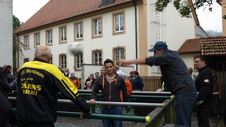 Organisator und Schiedsrichter Günter Partheymüller gibt mit dem Einwurf das Spiel Birnbaum gegen Schlegelshaid frei, das Birnbaum 7:0 gewann.