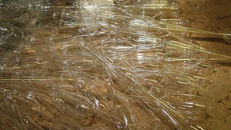 Die Glasrohlinge gibt es in verschiedenen Größen - daraus werden dann Glaskugeln oder andere Figuren geblasen.