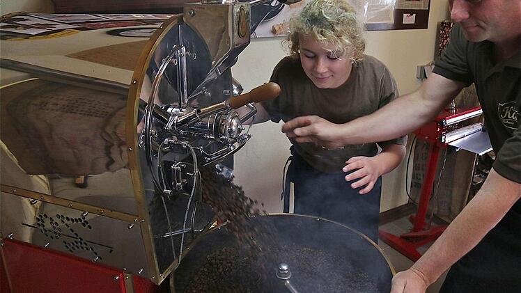 Rainer Bühner und Tochter Zoé bedienen die Röstmaschine. Foto: Gerd Schaar