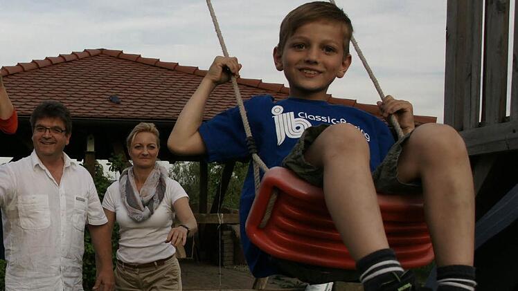 Rüdiger und Daniela Julius-Bernhart und ihre beiden Kindern Jannik und Sarah (nicht auf dem Foto) fühlen sich in Oberleichtersbach wohl. Foto: Steffen Standke