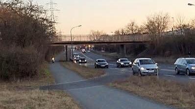Zwischen Zollner Straße und Pödeldorfer Straße verläuft der Berliner Ring in einer Senke. Hier ist die Höherlegung geplant.  Foto: MW