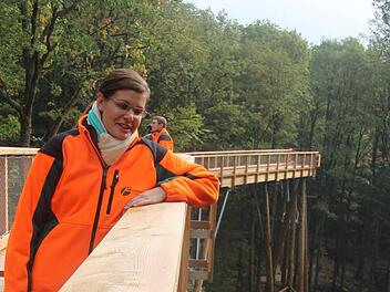 Miriam Langenbucher steht am höchsten Punkt des Pfades, 24 Meter über dem Boden.  Fotos: Diana Fuchs