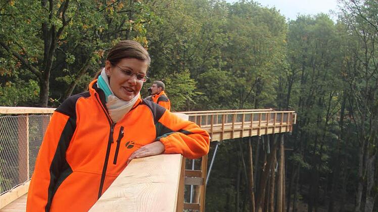 Miriam Langenbucher steht am höchsten Punkt des Pfades, 24 Meter über dem Boden.  Fotos: Diana Fuchs