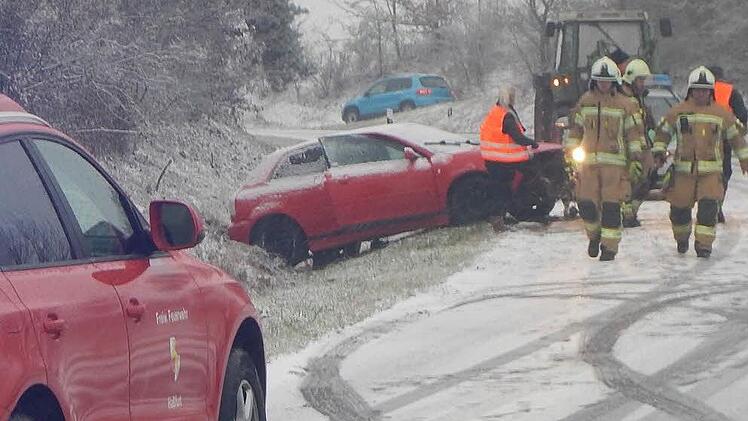 Glimpflich verlief der Unfall bei Prappach. Hier rutschte der Audi einer jungen Frau in den Graben.  Fotos: Feuerwehr Haßfurt
