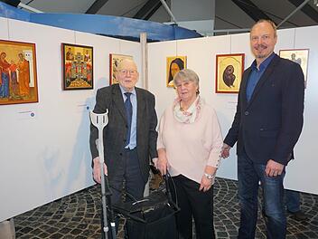 Im Haus der Langen Rhön in Oberelsbach zeigen Edgar Müller (links) und Ursula Rahm (rechts) eine Auswahl an Ikonen. Klaus Spitzl eröffnete mit den Künstlern die Ausstellung.  Foto: Marion Eckert