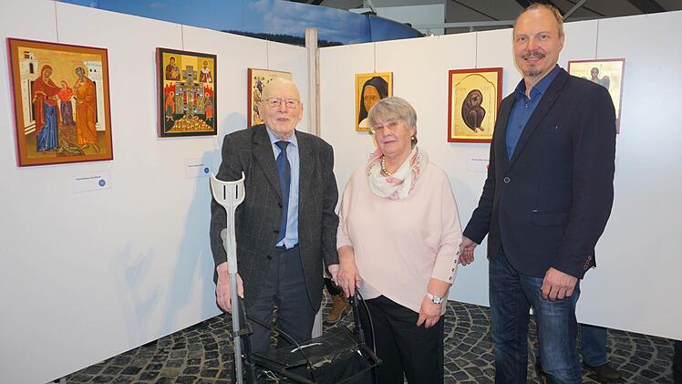 Im Haus der Langen Rhön in Oberelsbach zeigen Edgar Müller (links) und Ursula Rahm (rechts) eine Auswahl an Ikonen. Klaus Spitzl eröffnete mit den Künstlern die Ausstellung.  Foto: Marion Eckert