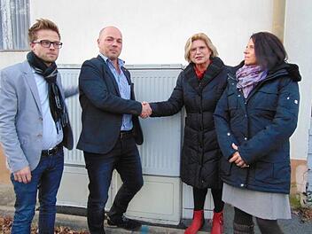 Enrico Hesse (2. v. l.) übergibt das Glasfasernetz an Bürgermeisterin Gertrud Werner; links Nicky Weber, rechts Carmen Wartenfelser. Foto: Petra Malbrich