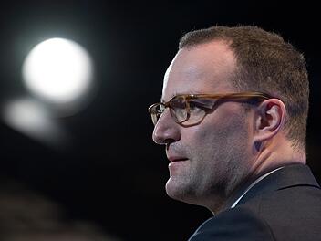 Die Petition fordert: "Herr Spahn, leben Sie f&uuml;r einen Monat vom Hartz-IV-Grundregelsatz - so wie ich!" Foto: Soeren Stache/dpa